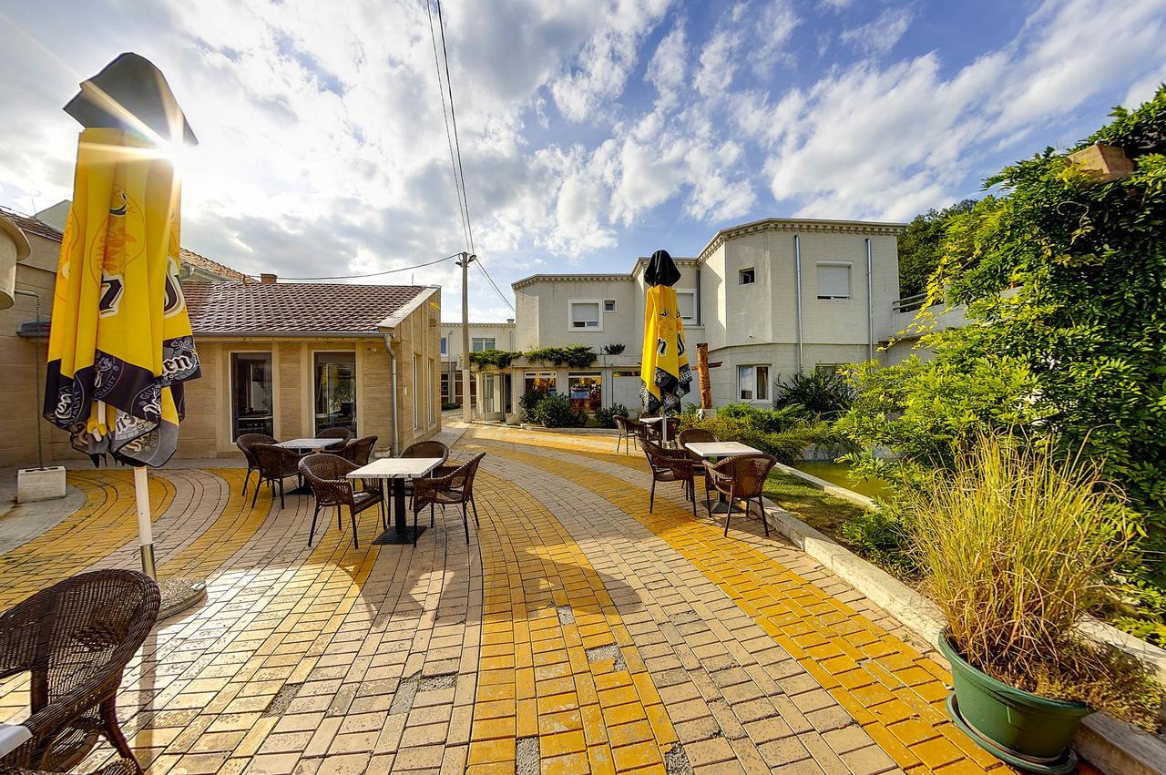 Hotel Vila Etna Ugrinovci  Exterior foto